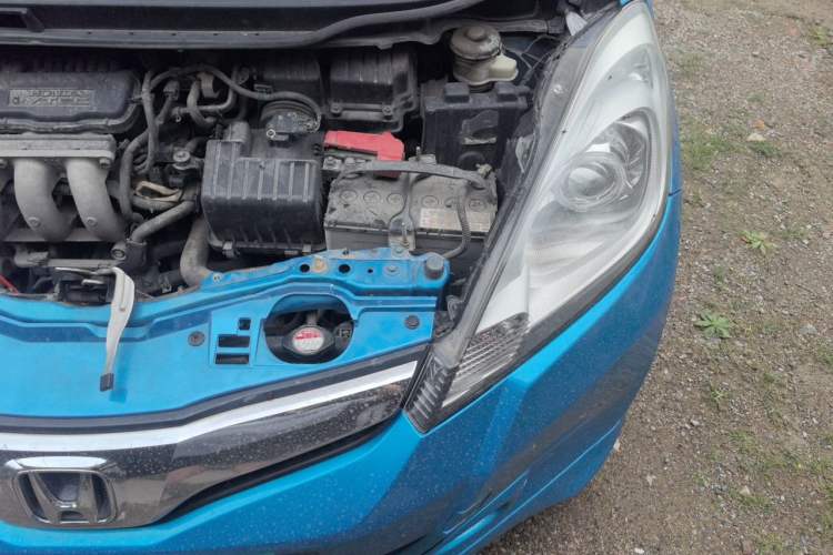 Used Honda Fit 2011 1.5L automatic panoramic sunroof version Engine Bay Left