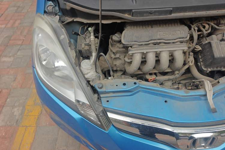 Used Honda Fit 2011 1.5L manual luxury version Engine Bay Right