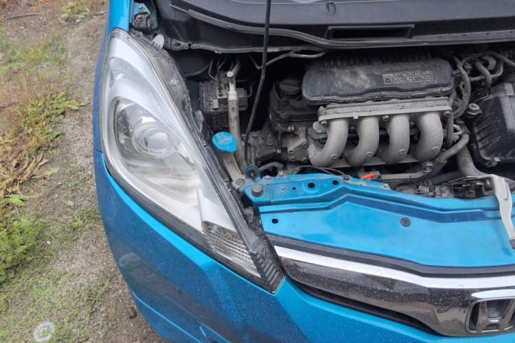 Used Honda Fit 2011 1.5L automatic panoramic sunroof version Engine Bay Right