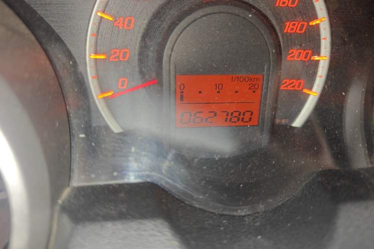 Used Honda Fit 2011 1.5L manual luxury version Odometer Close Up