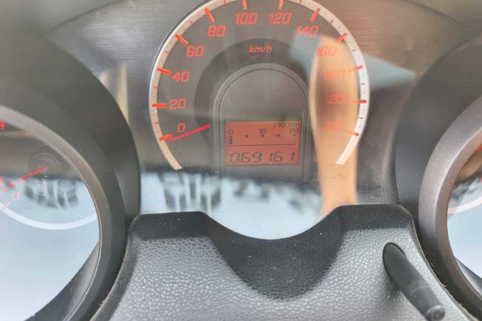 Used Honda Fit 2011 1.5L automatic panoramic sunroof version Odometer Close Up