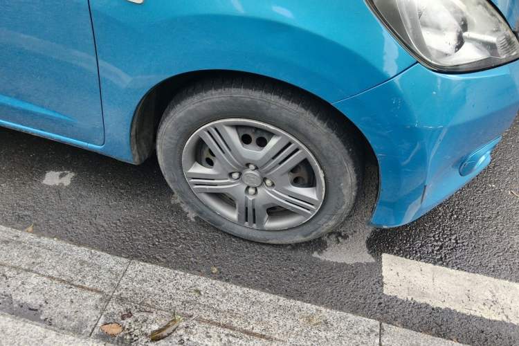 Used Honda Fit 2011 1.3L automatic comfort version Right Front Wheel Hub