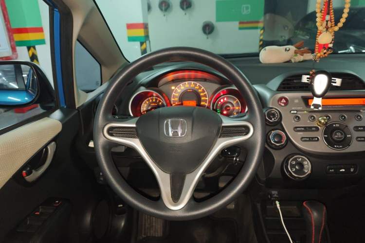 Used Honda Fit 2011 1.5L Automatic Luxury Edition Steering Wheel