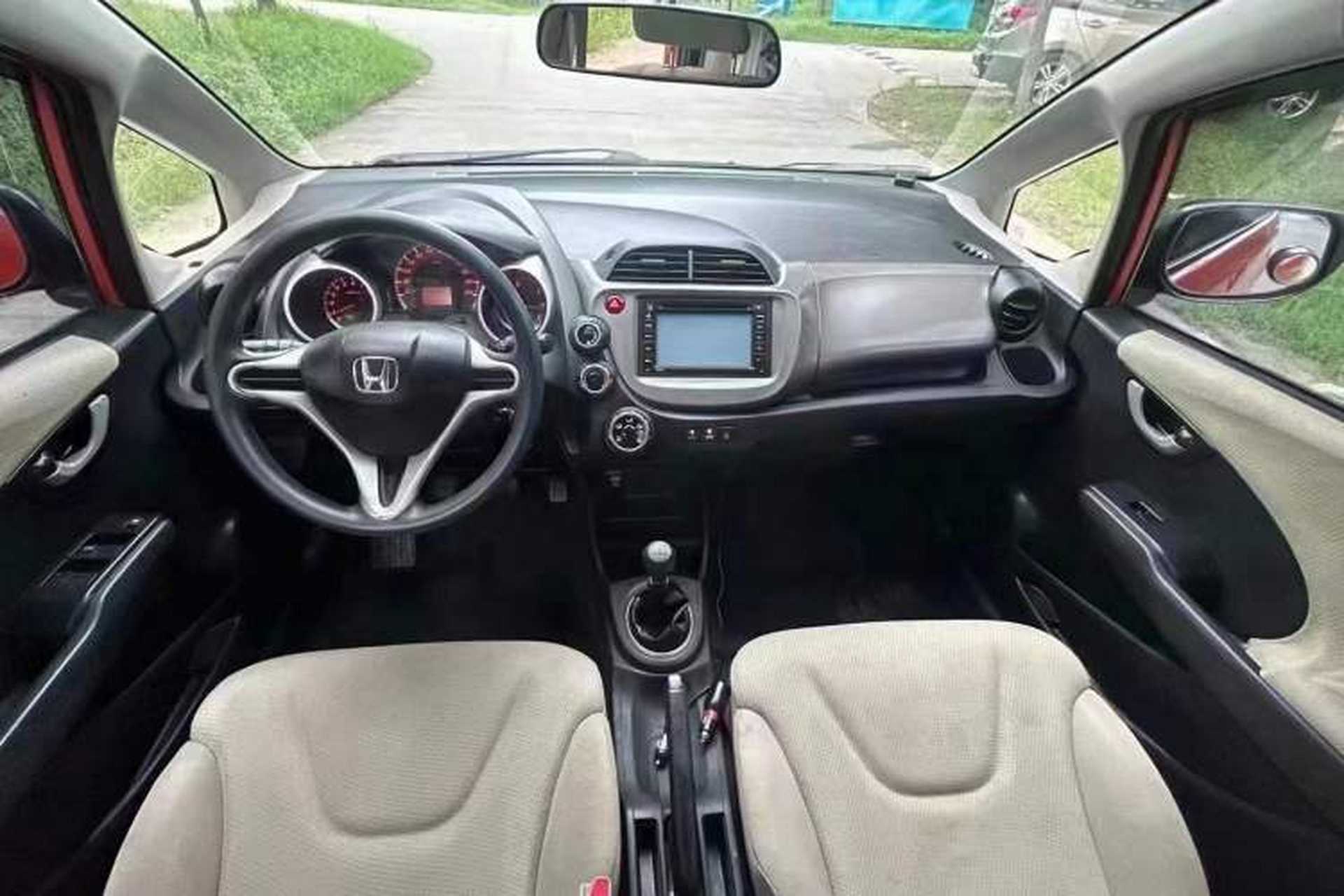 Used Honda Fit 2011 1.3L manual Comfort version Center Console