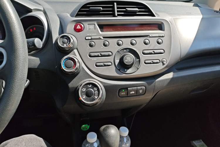 Used Honda Fit 2011 1.5L Automatic Luxury Edition Audio And AC Panel