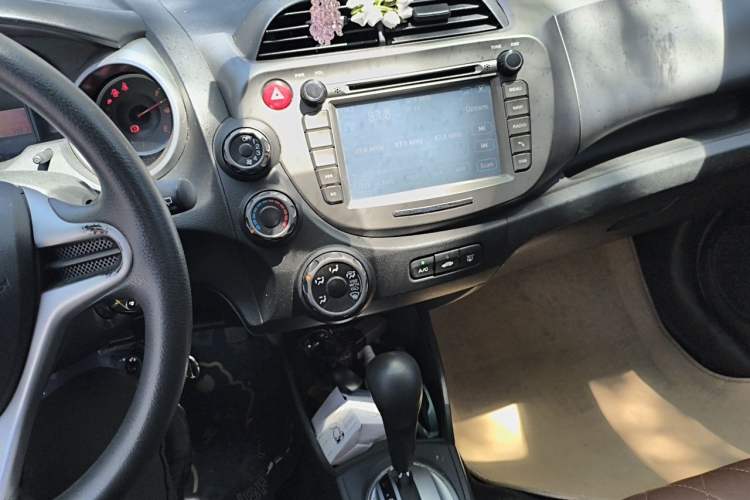 Used Honda Fit 2011 1.5L Automatic Luxury Edition Audio And AC Panel