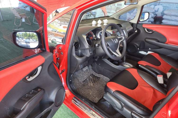 Used Honda Fit 2011 1.5L Automatic Luxury Edition Driver Seat