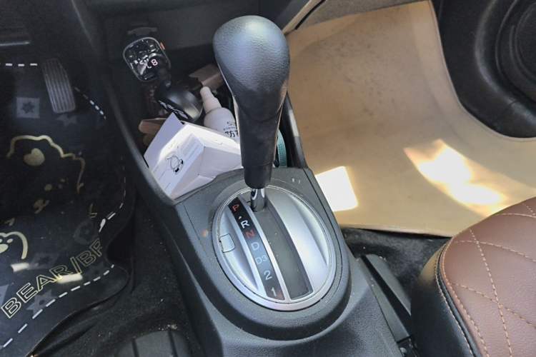 Used Honda Fit 2011 1.5L Automatic Luxury Edition Gear Lever