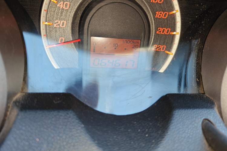 Used Honda Fit 2011 1.5L manual luxury version Odometer Close Up