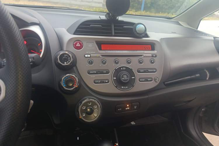 Used Honda Fit 2011 1.5L Automatic Luxury Edition Audio And AC Panel