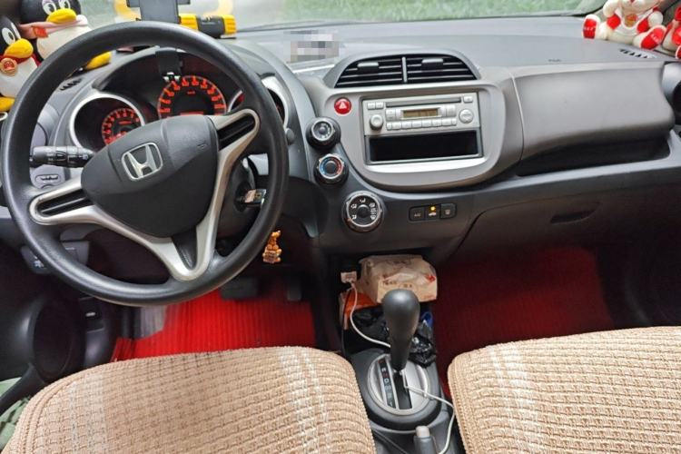 Used Honda Fit 2011 1.3L automatic comfort version Center Console