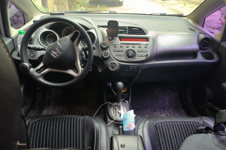 Used Honda Fit 2011 1.3L automatic comfort version Center Console