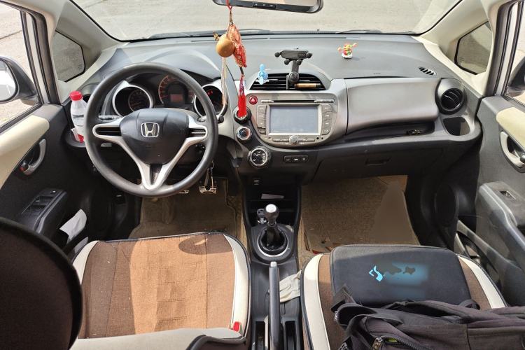 Used Honda Fit 2011 1.5L manual luxury version Center Console