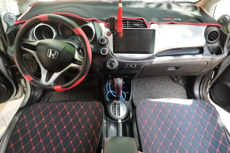 Used Honda Fit 2011 1.3L automatic comfort version Center Console