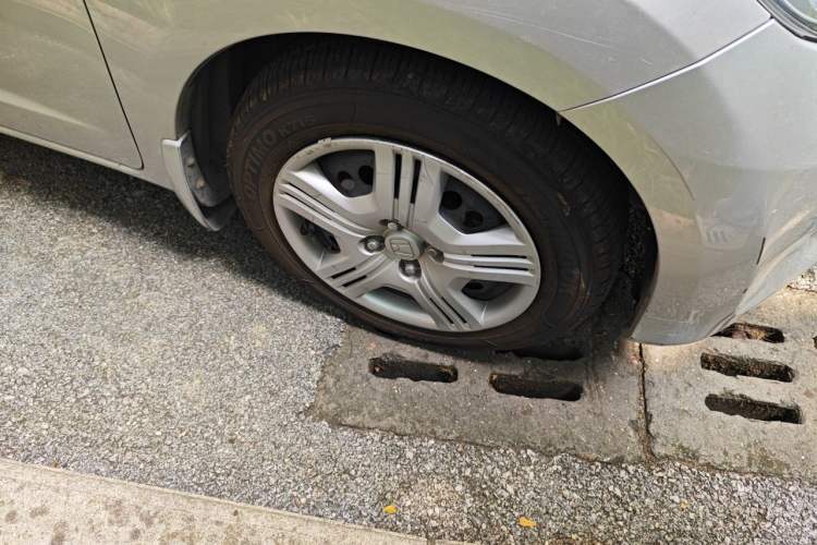 Used Honda Fit 2011 1.3L automatic comfort version Right Front Wheel Hub