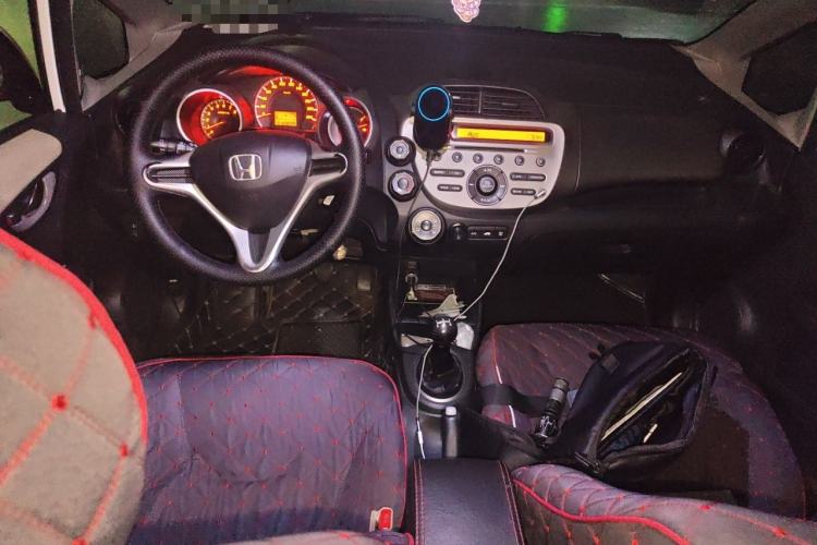 Used Honda Fit 2011 1.5L manual luxury version Center Console