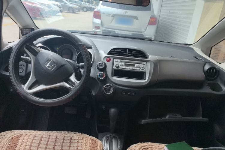 Used Honda Fit 2011 1.3L automatic comfort version Center Console