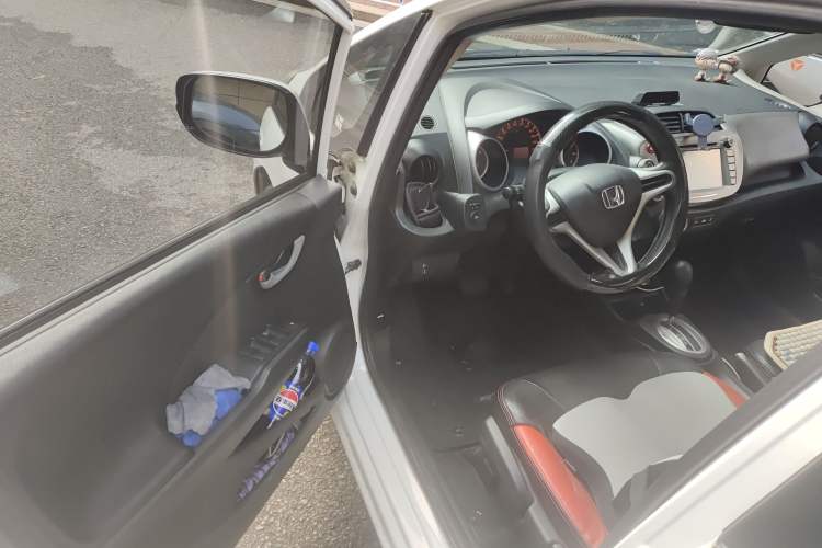 Used Honda Fit 2011 1.5L Automatic Luxury Edition Driver Seat