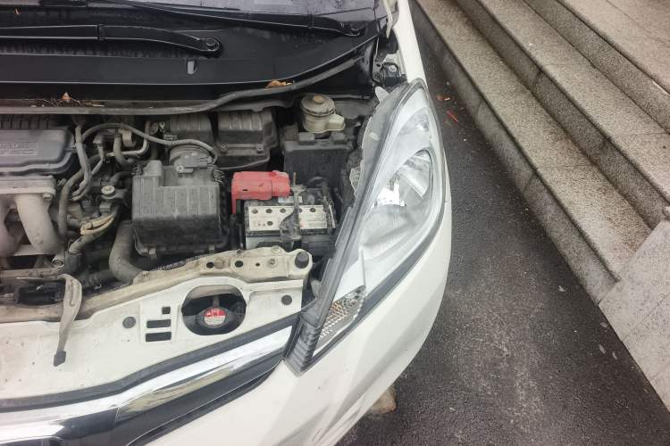 Used Honda Fit 2011 1.5L manual luxury version Engine Bay Left