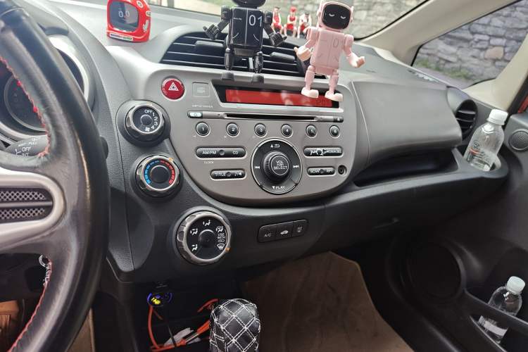 Used Honda Fit 2011 1.5L Automatic Luxury Edition Audio And AC Panel