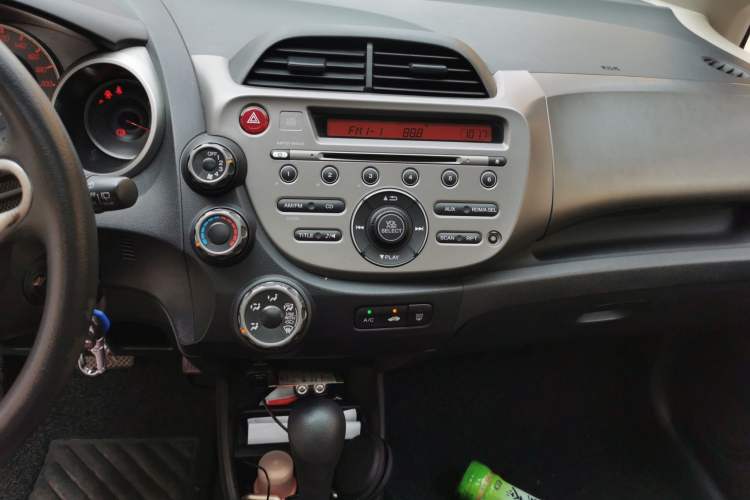 Used Honda Fit 2011 1.5L Automatic Luxury Edition Audio And AC Panel