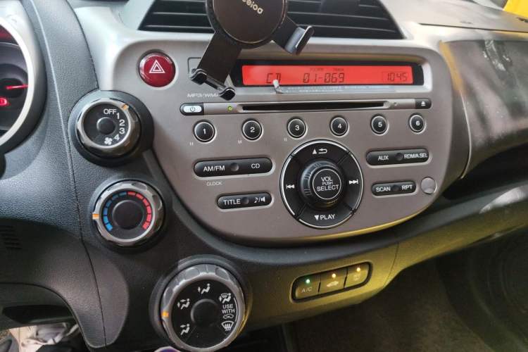 Used Honda Fit 2011 1.5L Automatic Luxury Edition Audio And AC Panel