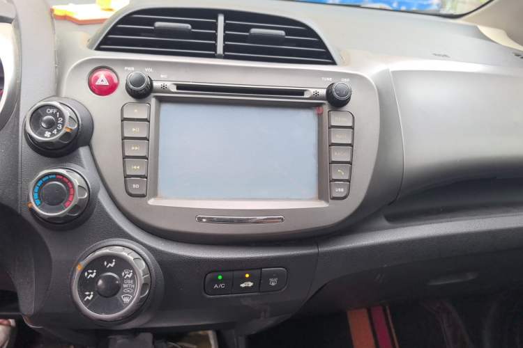 Used Honda Fit 2011 1.5L Automatic Luxury Edition Audio And AC Panel