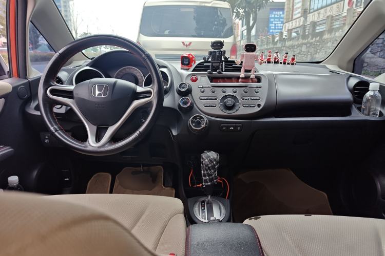 Used Honda Fit 2011 1.5L Automatic Luxury Edition Center Console