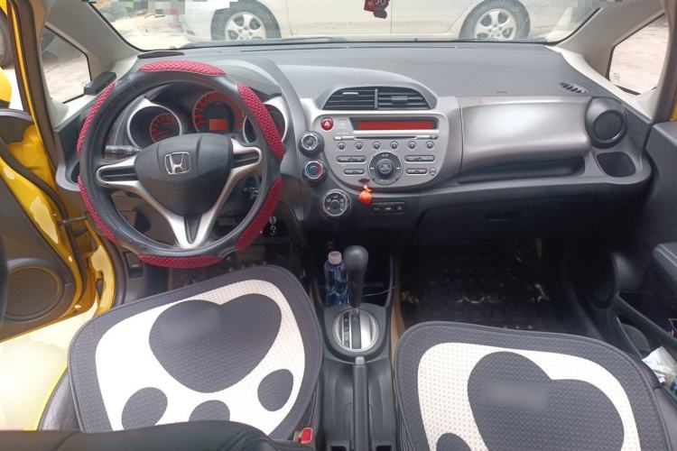 Used Honda Fit 2011 1.5L Automatic Luxury Edition Center Console
