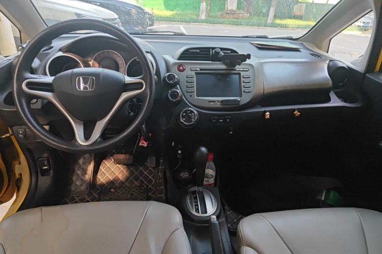 Used Honda Fit 2011 1.3L automatic comfort version Center Console