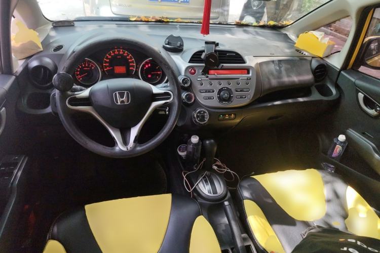 Used Honda Fit 2011 1.5L Automatic Luxury Edition Center Console