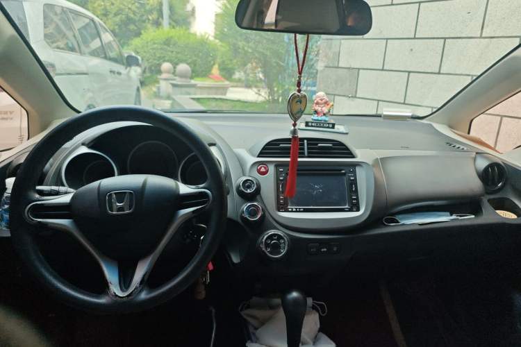 Used Honda Fit 2011 1.3L automatic comfort version Center Console