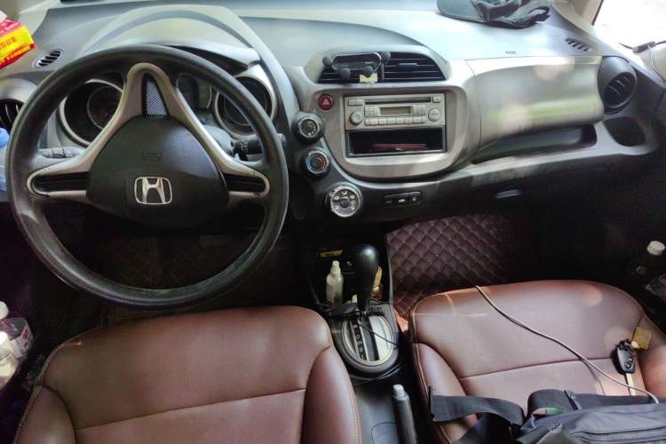 Used Honda Fit 2011 1.3L automatic comfort version Center Console
