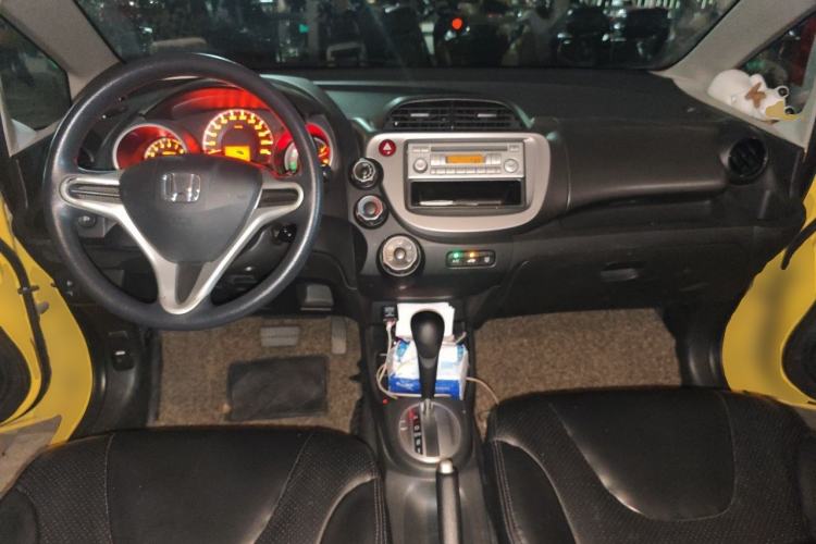 Used Honda Fit 2011 1.3L automatic comfort version Center Console