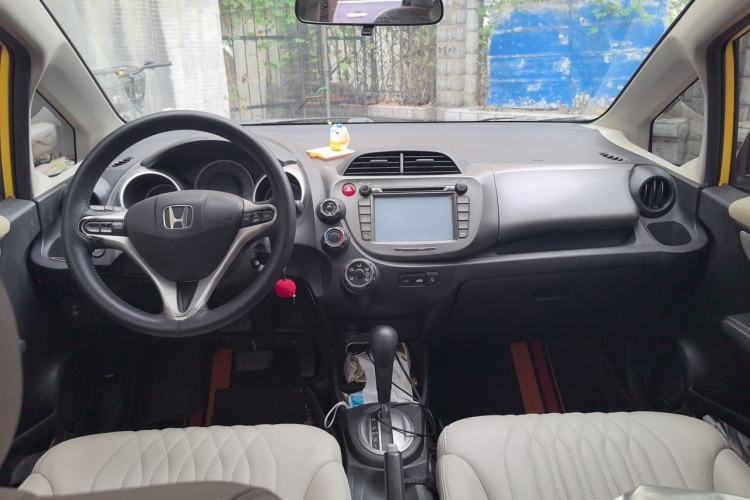 Used Honda Fit 2011 1.5L Automatic Luxury Edition Center Console