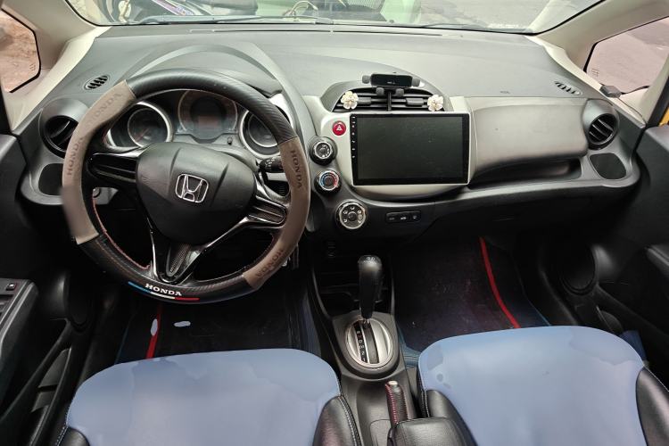 Used Honda Fit 2011 1.3L automatic comfort version Center Console