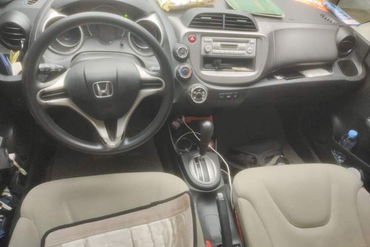 Used Honda Fit 2011 1.3L automatic comfort version Center Console