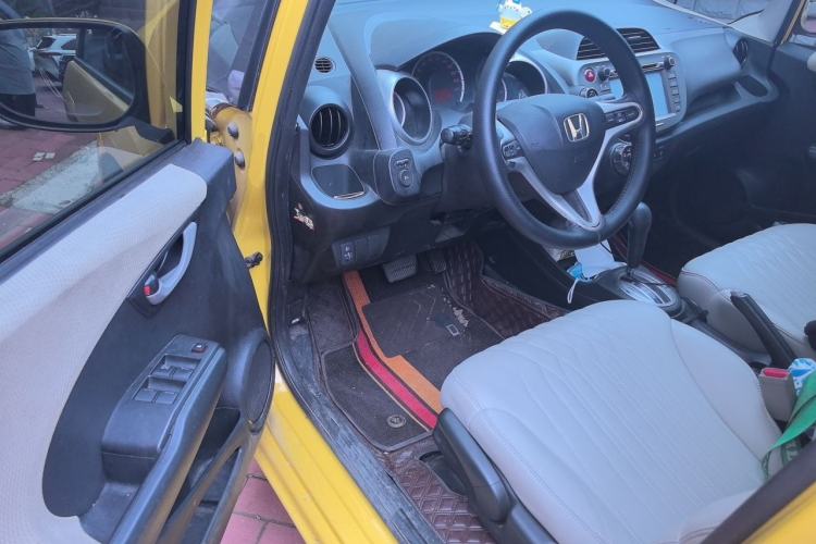 Used Honda Fit 2011 1.5L Automatic Luxury Edition Driver Seat
