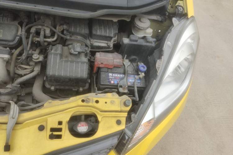 Used Honda Fit 2011 1.3L automatic comfort version Engine Bay Left
