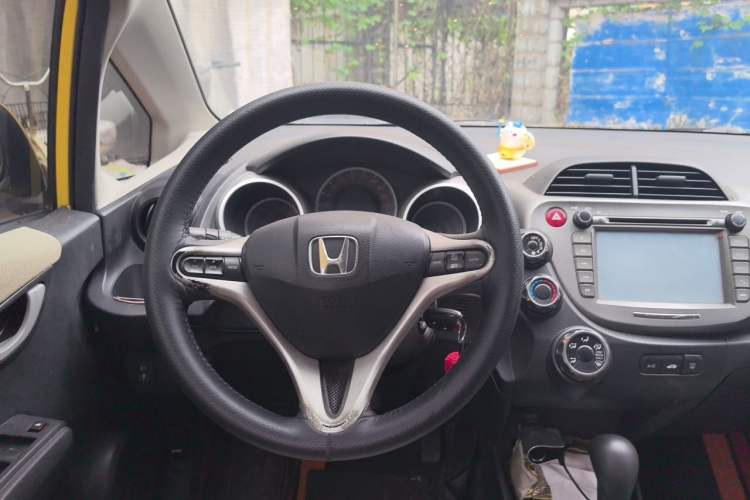 Used Honda Fit 2011 1.5L Automatic Luxury Edition Steering Wheel