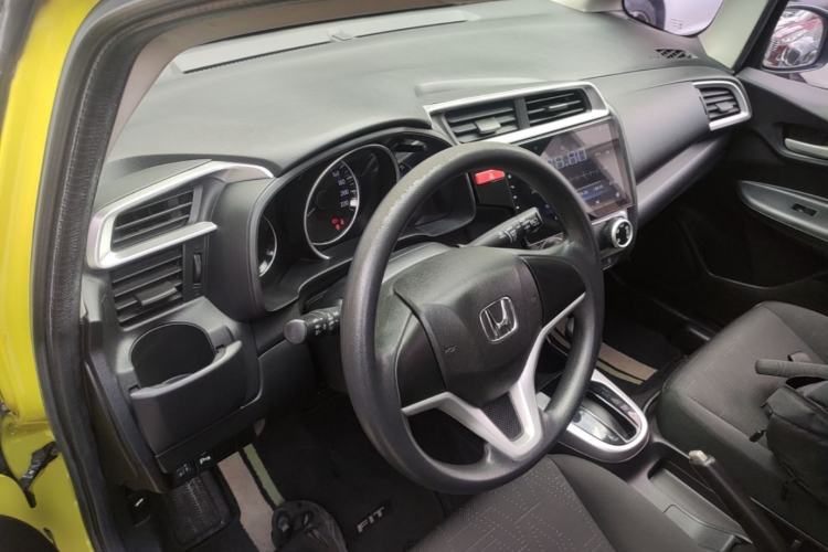 Used Honda Fit 2014 1.5L SE CVT Fashion Model Center Console