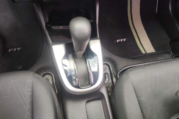 Used Honda Fit 2014 1.5L SE CVT Fashion Model Gear Lever