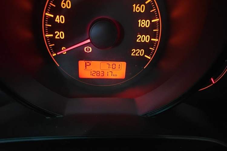 Used Honda Fit 2014 1.5L SE CVT Fashion Model Odometer Close Up