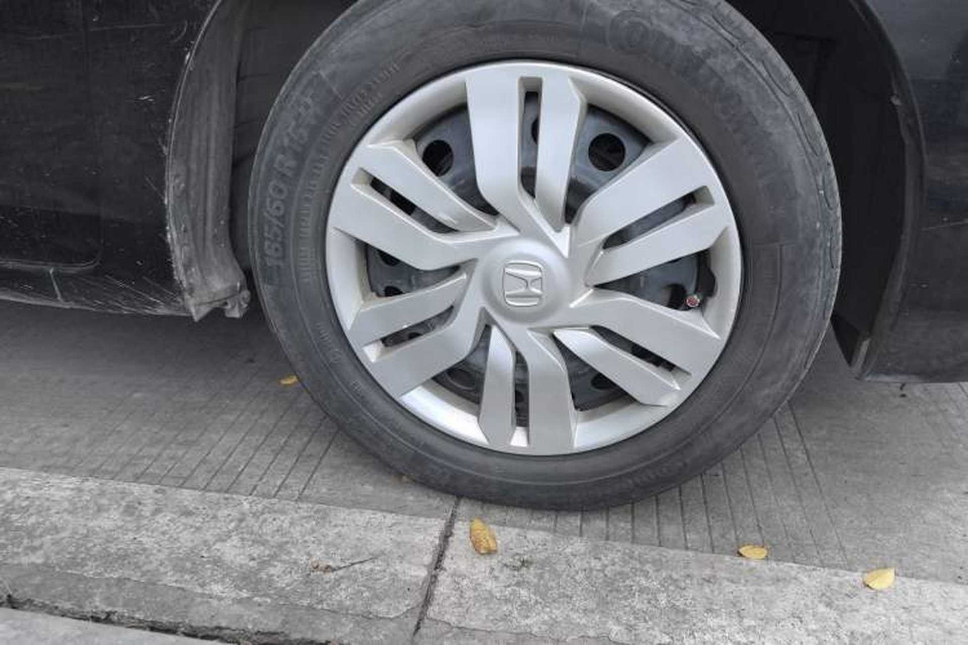 Used Honda Fit 2014 1.5L LX Manual Comfort Model Right Front Wheel Hub