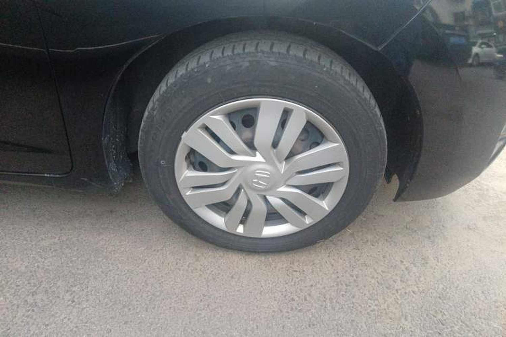 Used Honda Fit 2014 1.5L LX CVT Comfort Model Right Front Wheel Hub