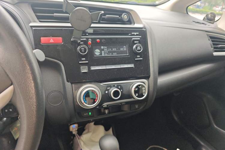 Used Honda Fit 2014 1.5L SE CVT Fashion Model Audio And AC Panel
