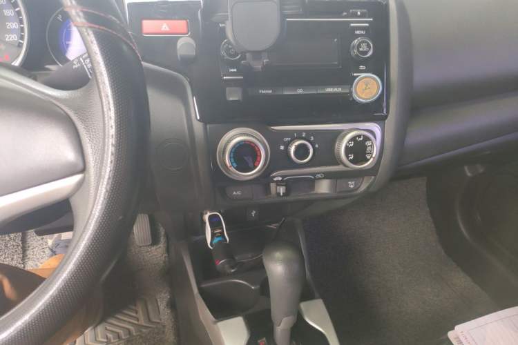 Used Honda Fit 2014 1.5L SE CVT Fashion Model Audio And AC Panel