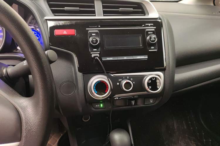 Used Honda Fit 2014 1.5L SE CVT Fashion Model Audio And AC Panel