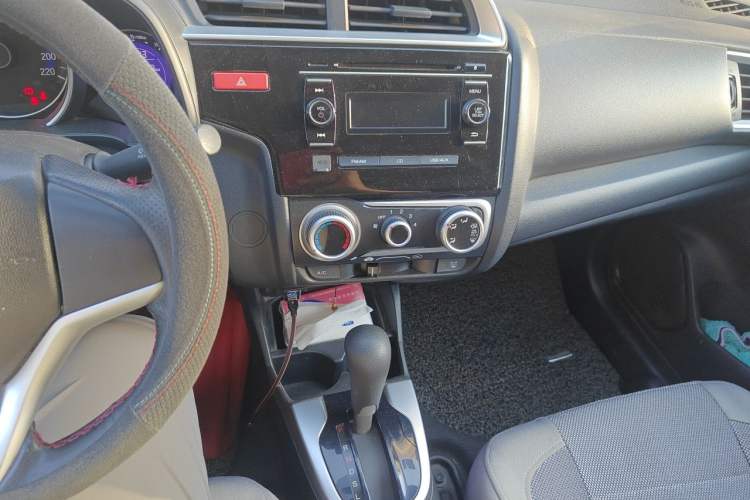Used Honda Fit 2014 1.5L SE CVT Fashion Model Audio And AC Panel