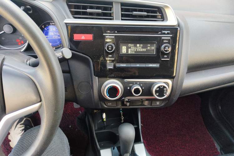 Used Honda Fit 2014 1.5L SE CVT Fashion Model Audio And AC Panel